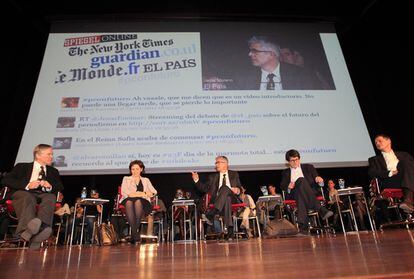 De izquierda a derecha, los directores de las cabeceras <i>The New York Times</i>, Bill Keller; <i>Le Monde</i>, Sylvie Kauffman; <i>EL PAÍS</i>, Javier Moreno; <i>The Guardian</i>, Alan Rusbridger; y el semanario <i>Der Spiegel</i>, Georg Mascolo, durante el debate <i>El futuro del periodismo: Wikileaks, revoluciones y el nuevo escenario informativo</i>, celebrado en el Museo Reina Sofía de Madrid.