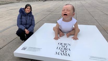 Raquel López Tamames sufrió recriminaciones por dar el pecho a su hijo en una biblioteca. En la imagen, posa junto a un bebé hiperrealista instalado por la asociación Teta&Teta en el centro de Madrid para visibilizar la lactancia materna en público.
