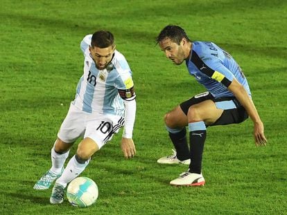 Messi controla el balón ante Álvaro González.