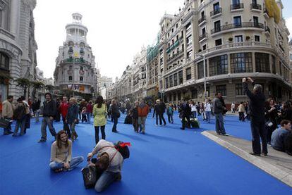 La Gran Vía cubierta con moqueta azul.