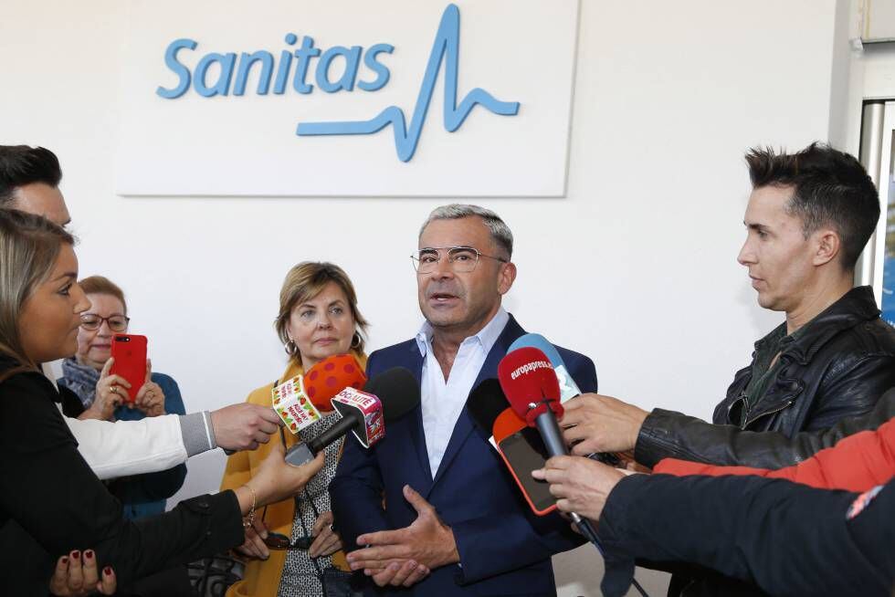 Jorge Javier Vázquez, el pasado viernes, a la salida del hospital madrileño donde fue intervenido.