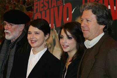 De izquierda a derecha, Tomás Milian, Isabella Rossellini, Stephanie Leonidas y Luis Llosa, ayer en Madrid.