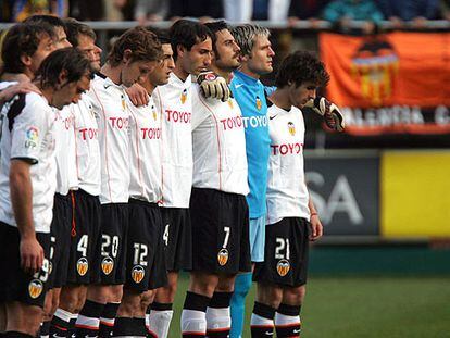 Los valencianistas, durante la oración por la hija fallecida de Caneira.