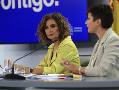 La ministra de Hacienda en funciones, María Jesús Montero, a la izquierda, y la ministra en funciones de Política Territorial y Portavoz del Gobierno, Isabel Rodríguez.