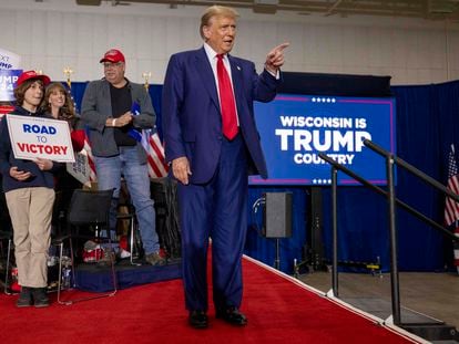 El candidato presidencial republicano, el expresidente Donald Trump, sube al escenario antes de hablar el martes 2 de abril en un mitin en Green Bay, Wisconsin. (Foto AP/Mike Roemer)
Associated Press/LaPresse