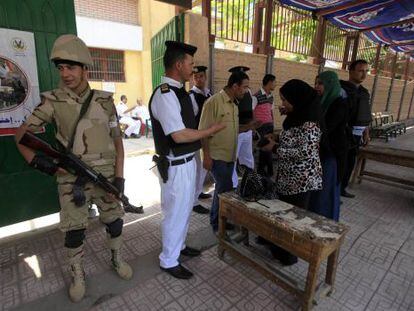 Un soldado supervisa la entrada a un colegio electoral en Egipto.