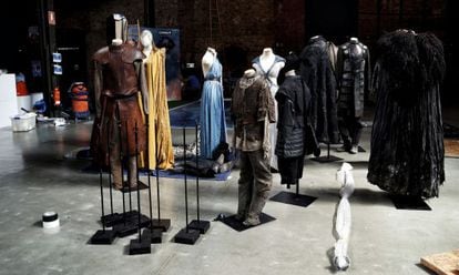 Algunos de los trajes originales de la serie que se pueden ver en la exposición.