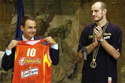 El presidente del Gobierno posa con la camiseta de la selección junto a Carlos Jiménez.