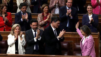 La bancada popular aplaude la intervención de la portavoz del PP en el Congreso, Cuca Gamarra, en el debate de la moción de censura de Ramón Tamames.