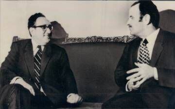 Henry Kissinger (i) y Hafez al-Assad.