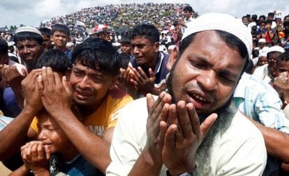 Refugiados rohingya participan en una oración en el segundo aniversario del éxodo en el campamento de Kutupalong en Cox's Bazar, Bnagladesh, en agosto de 2019.