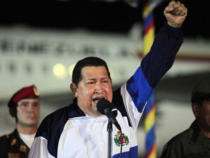 Chavez levanta el puño mientras comparece tras bajar del avión.