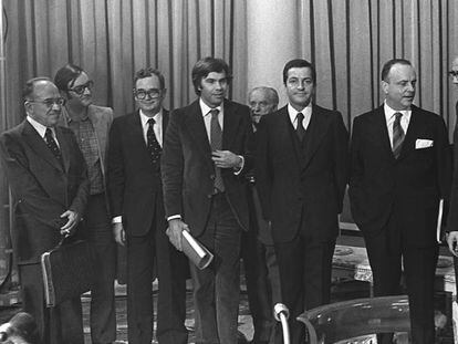 De izquierda a derecha, Enrique Tierno Galván (PSP), Santiago Carrillo (PCE), José María Triginer (FSC), Joan Reventós (PSC), Felipe González (PSOE), Juan Ajuriaguerra (PNV), Adolfo Suárez (UCD), Manuel Fraga (AP), Leopoldo Calvo-Sotelo (UCD) y Miquel Roca (minoría catalana).