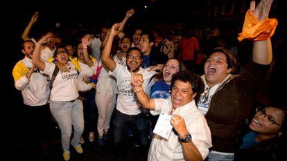 Simpatitzants de l'oposició celebren a Caracas la seva victòria a les eleccions legislatives.