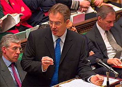 Tony Blair, junto a Jack Straw, hoy en el Parlamento británico.