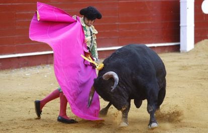 Morante con el capote ante uno de sus toros.