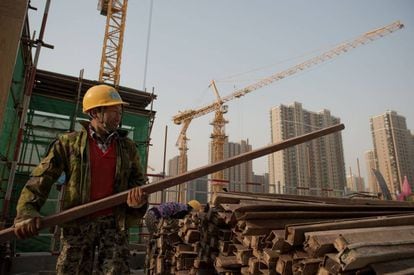 Un trabajador de la construcción trabaja en una obra en Pekín
