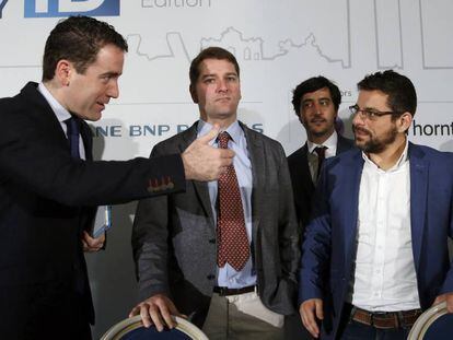 Los representantes del PP, PSOE, Ciudadanos y Podemos, Teodoro Garc&iacute;a, Manuel de la Rocha, Iv&aacute;n Ayala y Antonio Rold&aacute;n (de izquierda a derecha), en el foro Spain Investors Day, el 12 de abril de 2016 en Madrid. 