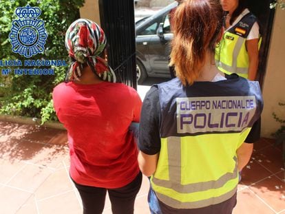 FOTO: Una policía acompaña a una de las mujeres explotadas en la red desarticulada en Málaga. / VÍDEO: Declaraciones de Leticia Matarránz, portavoz de la Policía Nacional.