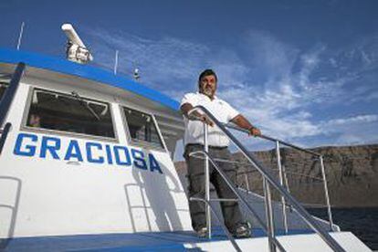 El capitán Óscar Hernández, en uno de los barcos de Líneas Marítimas Romero que cubre el trayecto entre Órzola (Lanzarote) y la Caleta del Sebo (La Graciosa).