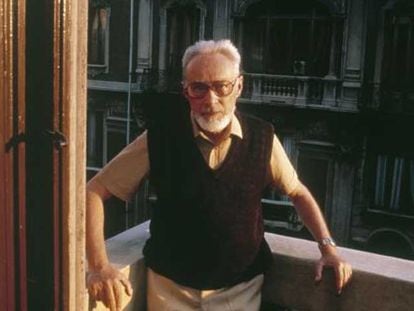 Primo Levi, en su casa de Turín, en 1985.