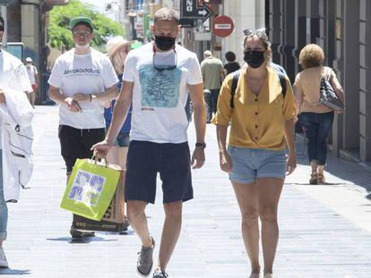 Turistas en una calle de Santa Cruz de Tenerife