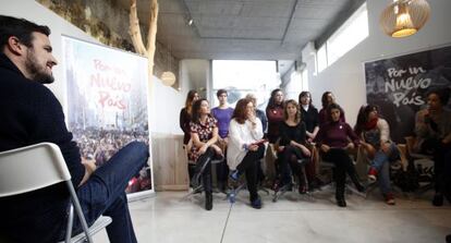 Alberto Garzón asiste desde el público a un acto de su candidatura sobre igualdad, en Madrid.