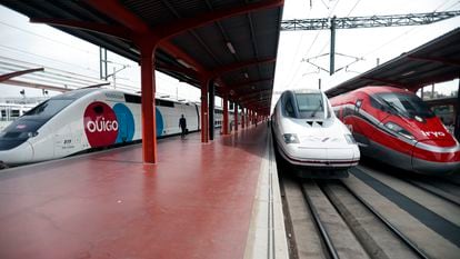 Trenes de los operadores Ouigo, Renfe e  Iryo en la estación de Chamartín.
