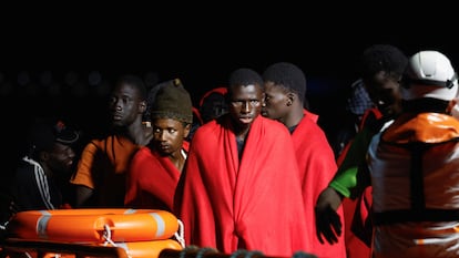 Un grupo de migrantes en el puerto de Arguineguín (Gran Canaria), el 25 de julio.