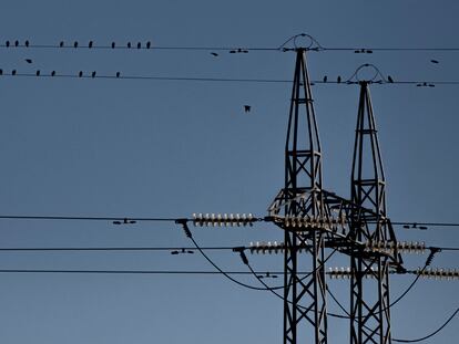 Un tendido eléctrico a las afueras de Sevilla, el pasado enero.