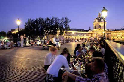 París es una de las más románticas del mundo y el peatonal Pont des Arts, que cruza el Sena cerca del Louvre, un entorno es sublime para una propuesta de matrimonio.