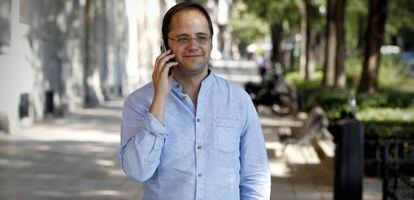 César Luena pasea, ayer, cerca de la sede central del PSOE.