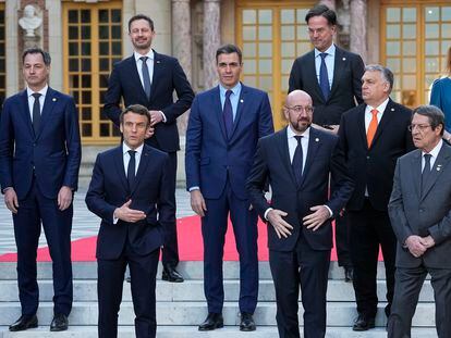 El presidente del Gobierno, Pedro Sánchez, junto al resto de jefes de Estado y de Gobierno de la Unión Europea, el jueves en Versalles (Francia).