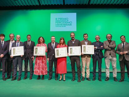 Foto de familia con todos los premiados en la III edición del Premio Internacional de Periodismo Chaves Nogales celebrado en Sevilla, el lunes.
