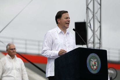El presidente de Panamá, Juan Carlos Varela, ofrece un discurso en el momento en que buque Cosco Shipping Panamá pasa por la esclusa de Agua Clara en el Canal de Panamá Ampliado.