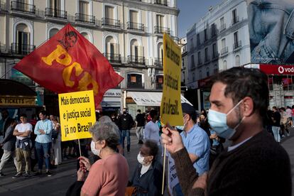 Una protesta contra el Gobierno de Bolsonaro en la Puerta del Sol de Madrid, un año antes de las elecciones presidenciales de 2022.