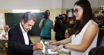El secretario general del Partido Regionalista de Cantabria y candidato a la presidencia de comunidad autónoma, Miguel Angel Revilla, deposita su voto en un centro de la localidad cántabra de El Astillero.
