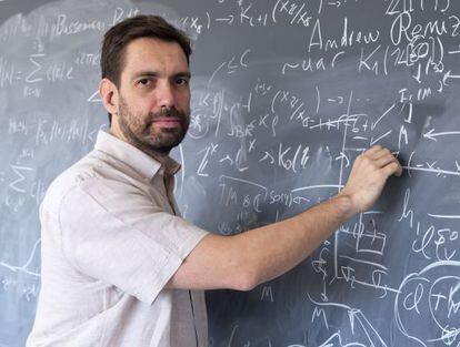 El matemático David Gómez-Ullate utiliza las matemáticas para evitar fraudes con tarjetas de crédito