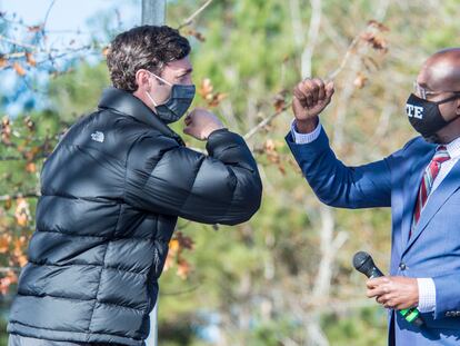 Jon Ossoff (izquierda) y Raphael Warnock, candidatos demócratas al Senado de EE UU por Georgia, durante un mitin en Augusta (Georgia) este lunes.