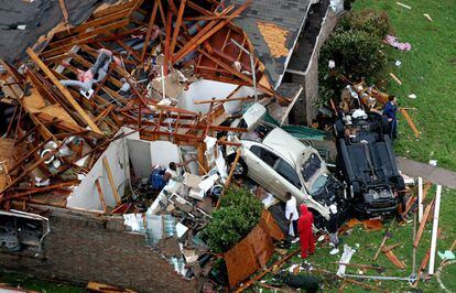 Estado en el que ha quedado una de las casa en la localidad de Kennedal, Tejas, tras el paso del tornado.