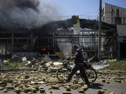 Un edificio en llamas tras un bombardeo en Bajmut, en Donetsk (este de Ucrania), este viernes.