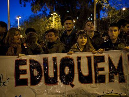 Profesores y alumnos de secundaria en plaza Universitat.