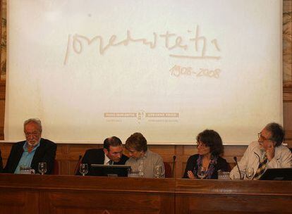 De izquierda a derecha, Néstor Basterretxea, Ibarretxe, Miren Azkarate, Julia Otxoa y Ricardo Ugarte, ayer en el Palacio de Miramar.