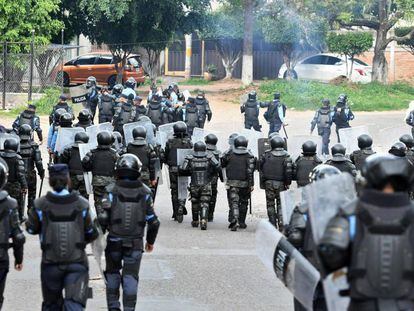 Policías y militares han participado en la represión de las manifestaciones contra el presidente Juan Orlando Hernández en Honduras. 