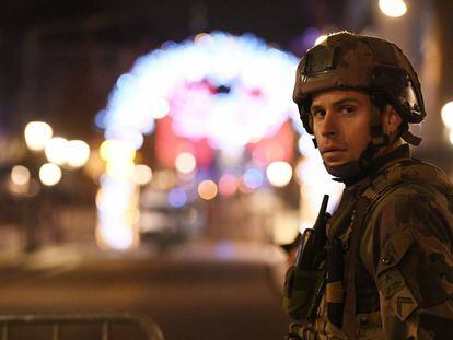Un militar en las calles de Estrasburgo, este miércoles después del tiroteo.