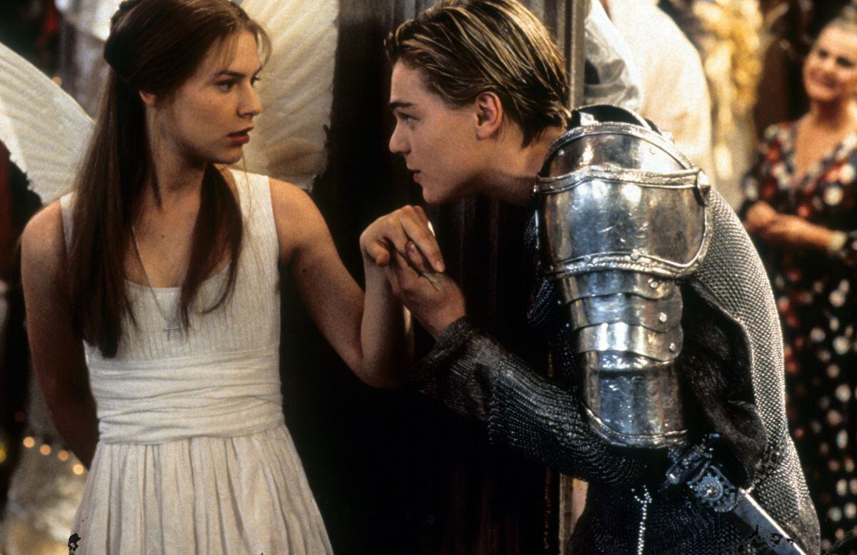 Escena de Romeo + Julieta de Baz Luhrmann.