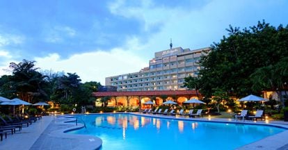 &Aacute;rea de piscina y jardines tropicales de El Embajador, a Royal Hideaway Hotel.
