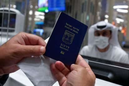 Un pasajero muestra su pasaporte israelí en el control de llegadas del aeropuerto de Dubái, el pasado viernes.