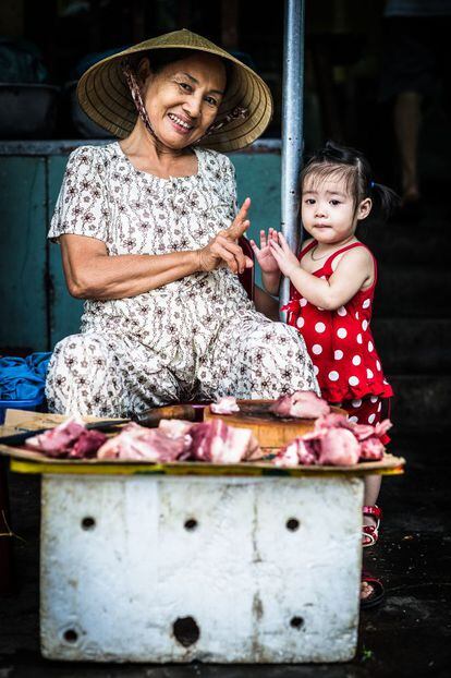 Una vendedora ambulante junto a su nieta.