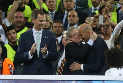 Florentino abraza a Zidane ante Felipe VI.